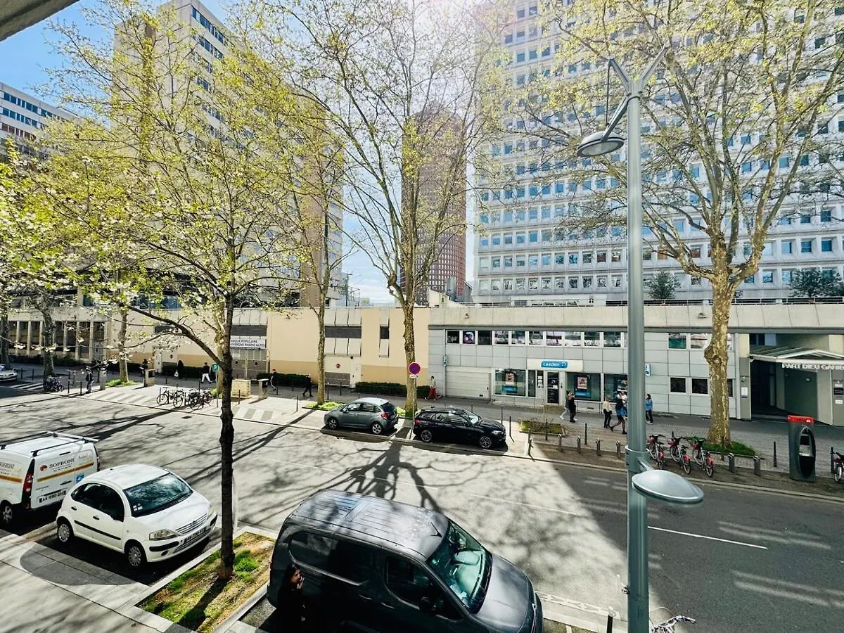 Suite Bayah Lyon 0*,  Francie